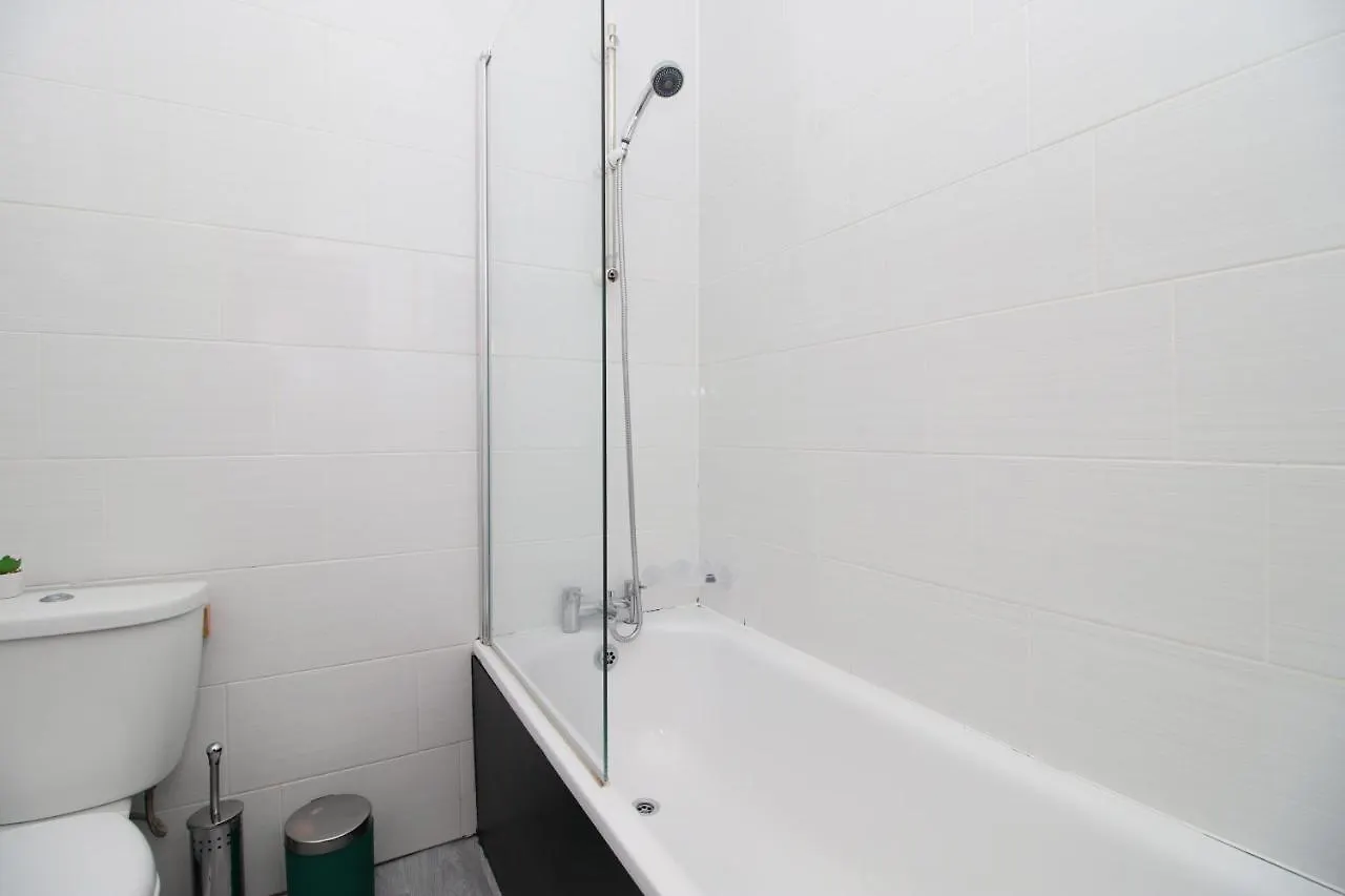 2 Bed Apartment! Near City Centre! 5 Guests*Long Stay Discount* Cardiff